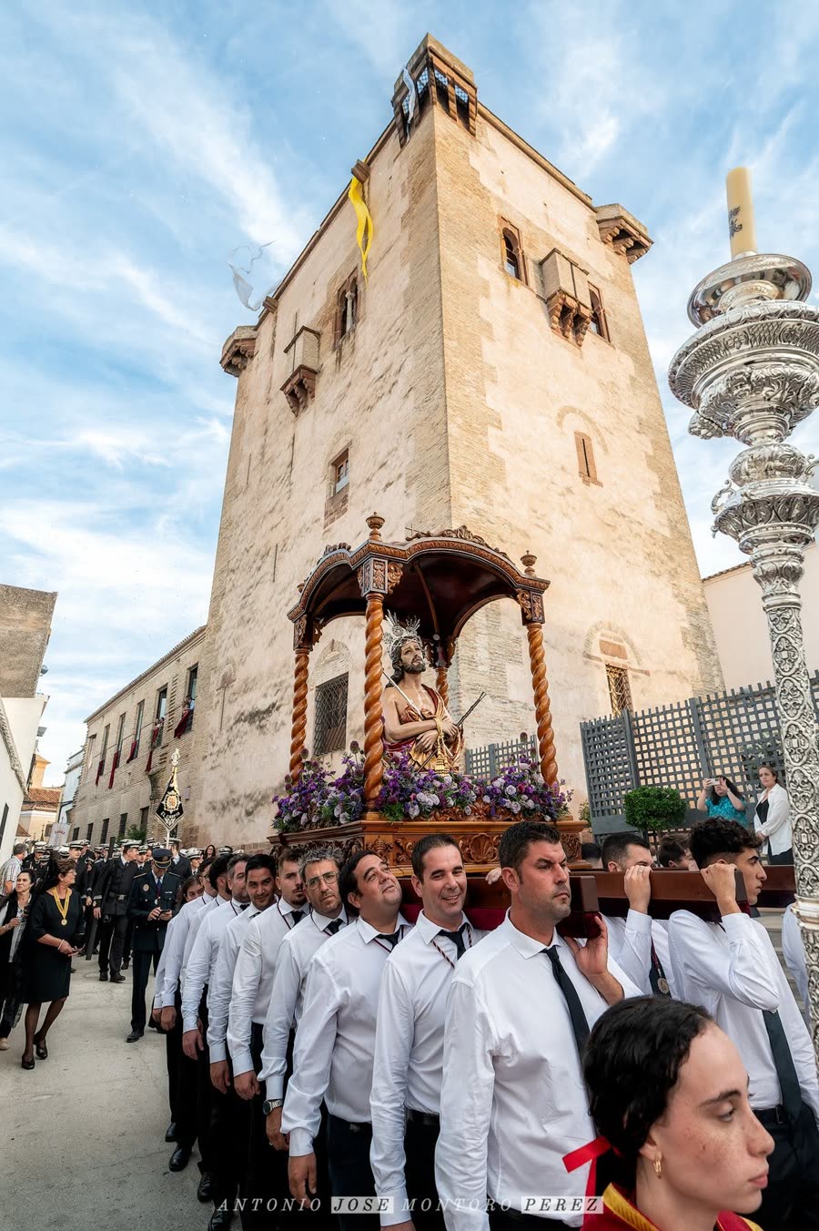 Nuestro Señor Ecce Homo procesionando junto a la Torre de El Carpio